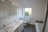 Jeersdorf: 4-Zimmer Dachgeschosswohnung mit 96 m² Wohnfläche - Badezimmer mit zwei Waschtischen