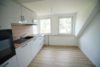 Helvesiek: Moderne Dachgeschosswohnung mit Balkon im Zweifamilienhaus - neuwertige Einbauküche