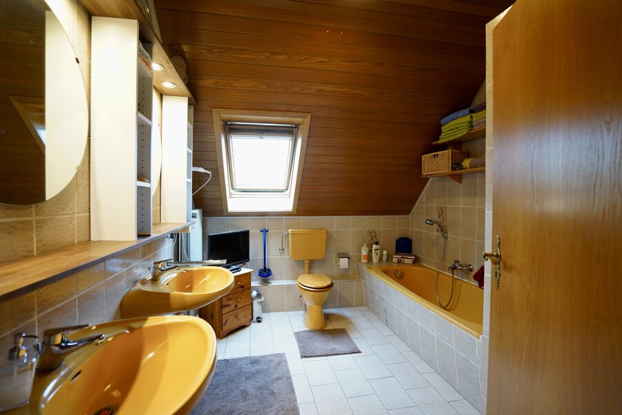 Badezimmer mit Badewanne und Dusche
