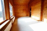 Gemütlicher Holzbungalow im Feriengebiet Eurostrand - Wohnzimmer mit Zugang zu den Schlafzimmern