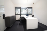 Büro 4 - Neuwertiges, möbliertes Büro (ca. 13 m²) in moderner Bürogemeinschaft mit Stellplatz