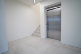 Aufzug im Treppenhaus - Neuwertiges, möbliertes Büro (ca. 13 m²) in moderner Bürogemeinschaft mit Stellplatz