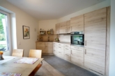 Einbauküche - Moderne 2-Zimmer-Wohnung mit Balkon, Aufzug und Stellplatz in zentraler Lage