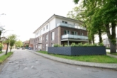 Hausansicht - Moderne 2-Zimmer-Wohnung mit Balkon, Aufzug und Stellplatz in zentraler Lage