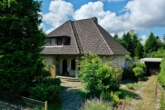 Hausansicht - Charmantes Einfamilienhaus mit großem Grundstück und Entwicklungspotenzial