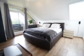 Wohnhaus in ruhiger Lage mit 1.101 m² Grundstück + weiterem Anteil an Grünland - Schlafzimmer mit Loggiazugang