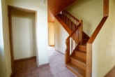 Flur mit Treppenaufgang zum DG - Einfamilienhaus mit Garten und Carport für individuelle Wohnträume
