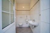 Gäste-WC (vom Garten zugänglich) - Attraktive Maisonettewohnung mit Garten, Terrasse und Garage