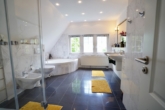 Hochwertiges Badezimmer mit Badewanne - Tradition trifft Qualität – hochwertiges Fachwerkhaus mit moderner Ausstattung