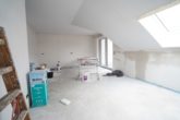 Scheeßel: Neubau! 3-Zimmer- Dachgeschosswohnung mit Loggia - Wohnzimmer mit offener Küche und Loggiazugang