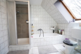 mit Wanne und Dusche - Schöne Doppelhaushälfte mit Garage und Carport