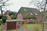 Hausansicht - Schöne Doppelhaushälfte mit Garage und Carport