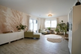Wohnzimmer - Stilvolle 4-Zimmer-Erdgeschosswohnung mit Terrasse & Carport