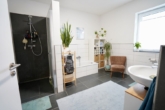 Badezimmer - Stilvolle 4-Zimmer-Erdgeschosswohnung mit Terrasse & Carport