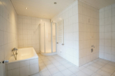 Einheit6: Badezimmer mit Dusche und Badewanne - Zentrales Entwicklungsgrundstück mit Bestandsgebäuden in Toplage!