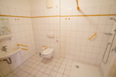 Barrierefreies Duschbad - Seniorengerechte 1-Zimmer Wohnung mit Terrasse in gepflegter Wohnanlage