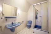 Badezimmer mit Dusche - Einfamilienhaus mit viel Potenzial und zwei Garagen in Jeersdorf