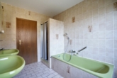 Badezimmer mit Dusche und Badewanne - Vielseitiges Zweifamilienhaus mit Einliegerwohnung