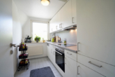 moderne Einbauküche - Gemütliche 2-Zimmer-Wohnung mit Einbauküche und Stellplatz