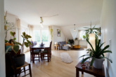 Essbereich mit Blick zum Wohnbereich - Gemütliche 2-Zimmer-Wohnung mit Einbauküche und Stellplatz