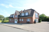 Hausansicht - Gemütliche 2-Zimmer-Wohnung mit Einbauküche und Stellplatz