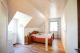 Bretel: Leben im soliden Fachwerkhaus mit idyllischen Garten - Schlafzimmer im DG