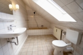 Badezimmer mit Badewanne - Gemütliches Wohnen in 1,5-Zimmer-Dachgeschosswohnung