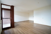 Wohnbereich mit Balkonzugang - Helle 1-Zimmer-Wohnung mit Fahrstuhl und Stellplatz in Rotenburg