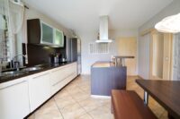 geräumige Küche mit Schiebetür zum Wohn-/Esszimmer