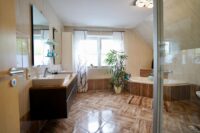 Hochwertiges, vollausgestattetes Badezimmer