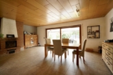 Esszimmer mit Terrassenzugang - Wohnen mit Weitblick – Einfamilienhaus mit großem Garten und Teich