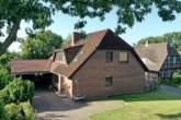 Hausansicht vorne - Wohnen mit Weitblick – Einfamilienhaus mit großem Garten und Teich