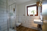 Gäste-WC mit Dusche - Wohnen mit Weitblick – Einfamilienhaus mit großem Garten und Teich