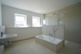 Badezimmer mit Walk-In Dusche und Badewanne - Eleganz in jedem Detail – Exklusive Doppelhaushälfte von 2025