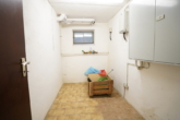 Charmantes Einfamilienhaus mit Garage in Sackgassenlage - Hausanschlussraum