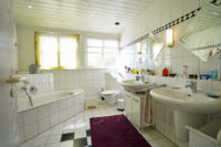Badezimmer mit Eckbadewanne und Dusche