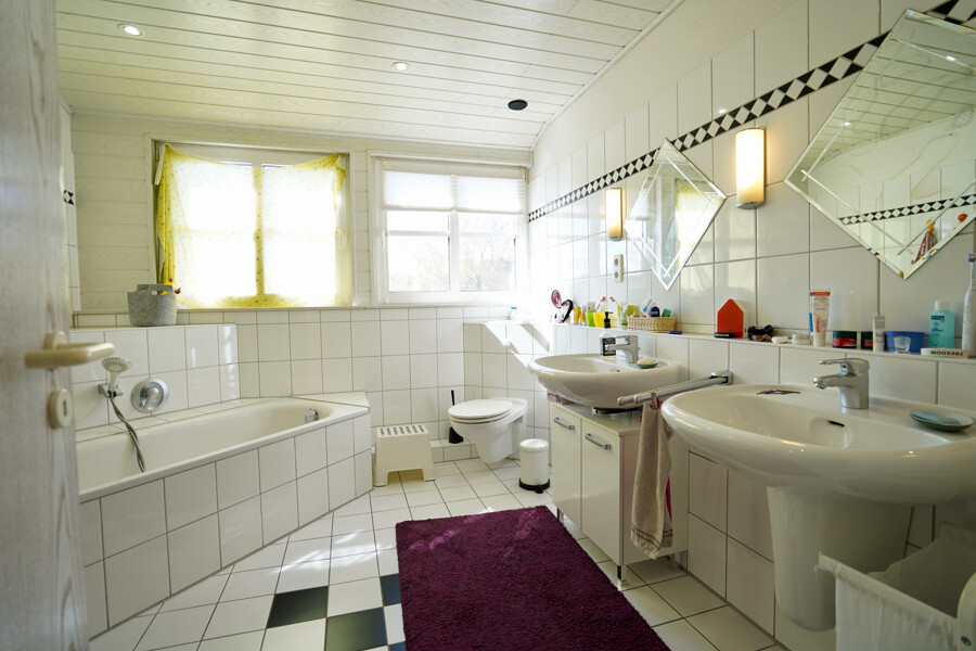 Badezimmer mit Eckbadewanne und Dusche