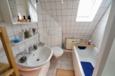 Badezimmer mit Waschmaschinenanschluss - Charmantes Einfamilienhaus mit Einliegerwohnung und Nebengebäude