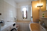 Voll ausgestattetes Badezimmer mit Waschmaschinenanschluss - Charmantes Einfamilienhaus mit Einliegerwohnung und Nebengebäude