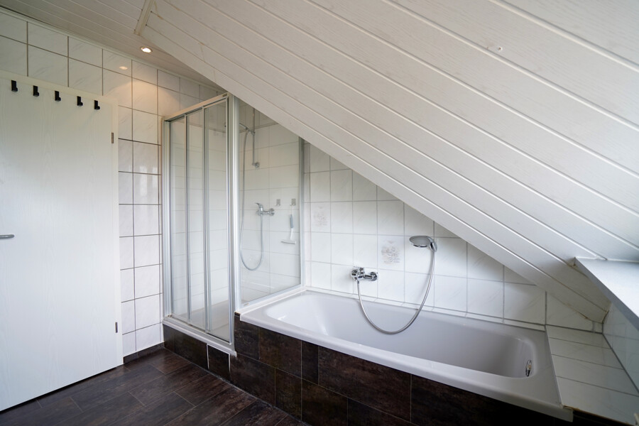 Dusche und Badewanne
