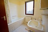 Rotenburg: 2-Zimmer-Eigentumswohnung im Obergeschoss mit Loggia (mietfrei) - Badezimmer mit Wannenbad und Waschmaschinenanschluss