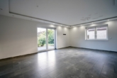 Wohn- und Esszimmer mit Zugang zur Terrasse - Exklusives Einfamilienhaus mit zwei Vollgeschossen und Garage in Scheeßel