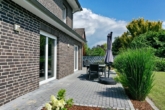 Terrasse nach Süd-Osten ausgerichtet - Exklusives Einfamilienhaus mit zwei Vollgeschossen und Garage in Scheeßel