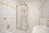 Dusche - Zentrale 2-Zimmer-Wohnung mit ca. 68 m² im Obergeschoss