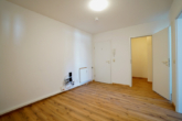 Diele/Flur mit Abstellraum - Zentrale 2-Zimmer-Wohnung mit ca. 68 m² und neuem Designervinyl-Bodenbelag