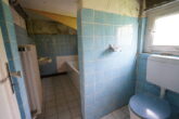 Stark sanierungsbedürftige Doppelhaushälfte - Badezimmer