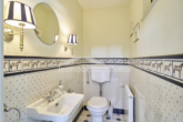 Repräsentative Einfamilienhaus im exquisiten Landhausstil - stilvolles Gäste-WC