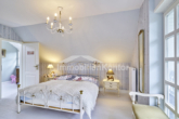 Repräsentative Einfamilienhaus im exquisiten Landhausstil - Schlafzimmer mit Balkonzugang