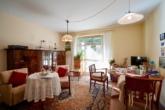 Wohnzimmer mit Zugang zur überdachten Terrasse - Gemütliche 2-Zimmer-Erdgeschosswohnung mit zwei Terrassen in zentrumsnaher Lage