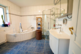 Badezimmer mit Eckbadewanne und bodentiefer Dusche